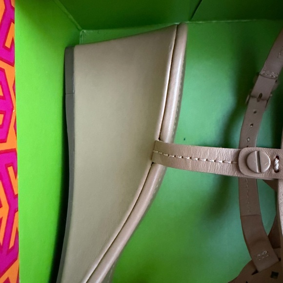 Tory Burch Miller 60MM Wedge - Beige T-Strap Leather Sandals with Logo Medallion - Picture 10 of 11